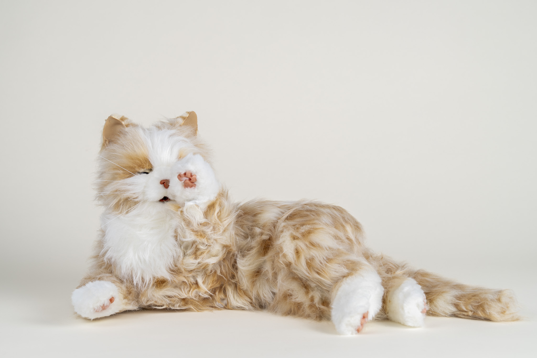 Joy for All interactieve knuffel kat werkt therapeutisch voor ouderen met dementie
